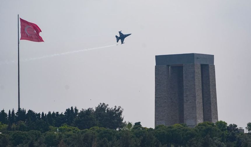 Abide alanındaki tören, Türkiye Cumhuriyeti adına Kültür ve Turizm Bakan Yardımcısı Gökhan Yazgı'nın Atatürk Anıtı'na ay yıldız motifli çelengi bırakmasıyla başladı.