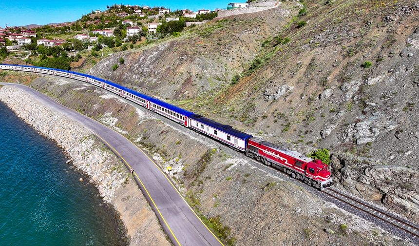 Ankara'dan her cuma saat 13.55'te hareket eden tren, Malatya'da verdiği 3 saatlik turistik amaçlı molanın ardından Diyarbakır'a ulaştı.
Dönüş yolculuğunda ise Diyarbakır'dan pazar günleri saat 12.30'da hareket ederek Elazığ'ın Yolçatı İstasyonu'nda 4 saatlik gezi amaçlı mola veren tren daha sonra yolcularını Ankara'ya ulaştırdı.