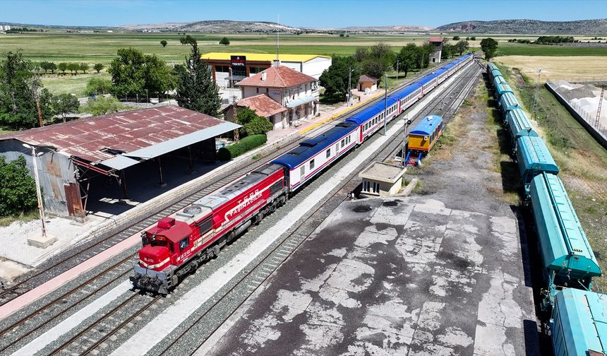 Turistik Diyarbakır Ekspresi sayesinde yolcular, Anadolu'nun eşsiz doğasını, binlerce yıllık tarihini, yöresel lezzetlerini, el sanatlarını ve bölge kültürünü yeniden keşfetme imkanı buldu.
Ankara'dan yola çıktıktan sonra 1051 kilometrelik bir yay çizerek Kayseri, Malatya, Elazığ'ı aşıp Diyarbakır'a ulaşan tren, Diyarbakır'dan Elazığ'a uzanan güzergahında tarım alanları, yeşil ovalar, tüneller ve Hazar Gölü'ndeki seyrinde dronla görüntülendi.