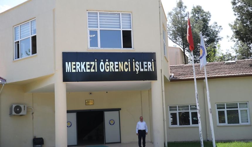 Ankara Üniversitesi Tıp Fakültesi bünyesinde 1966 yılında öğrenime açılan Diyarbakır Tıp Fakültesi bugünkü Dicle Üniversitesinin temelini oluşturdu.
Diyarbakır Tıp Fakültesi 1969 yılında öğrencilerini başkentten Diyarbakır'a naklederek Ankara Üniversitesine bağlı bir fakülte olarak faaliyetini sürdürdü.