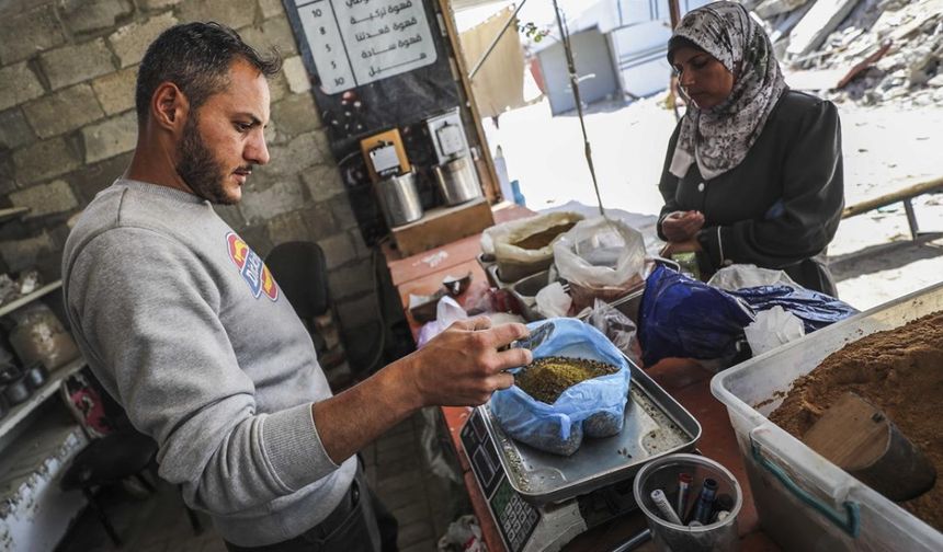 Gazze’nin kuzeyindeki Cibaliye Mülteci Kampı’nda halk, bu yöntemle hayatta kalmaya çalışıyor.