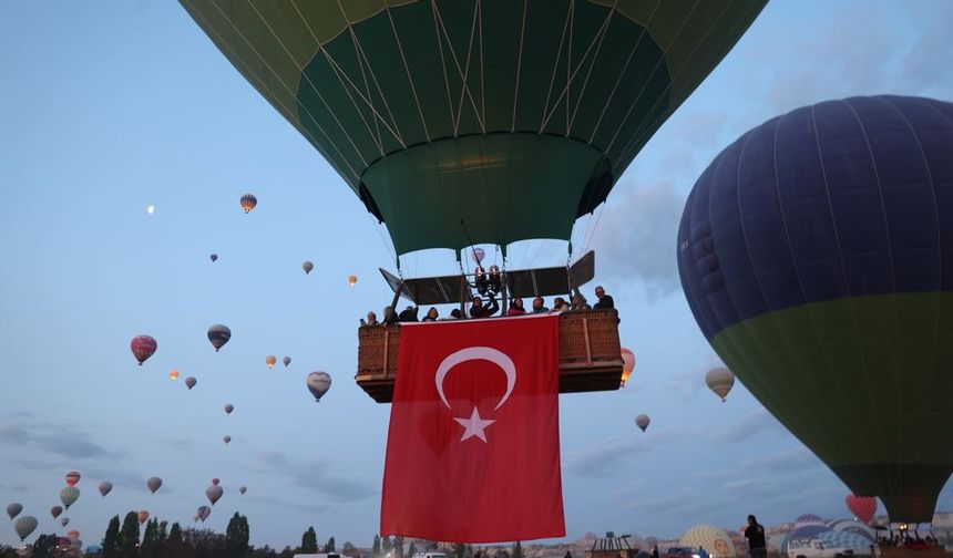 Tura katılan turistlerin sepetlere alınmasının ardından sıcak hava balonları bölge semalarına yükseldi.