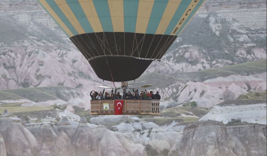 Balon pilotu Bilge Ezel, balonlara asılan bayraklarla gökyüzünü süslediklerini belirterek, "Kurtuluş Savaşımızın başlangıcı önemli bir gün. Kapadokya'da balonlar Türk bayrakları ile havalanıyor. Kapadokya dünyadan en önemli sıcak hava balon merkezidir. Dünyadan birçok yer Kapadokya'yı izlerken biz de bayramın tüm dünyada kutlanmasına vesile oluyoruz. Başta Atatürk olmak üzere tüm şehitlerimizi rahmet ve minnetle anıyoruz" dedi.