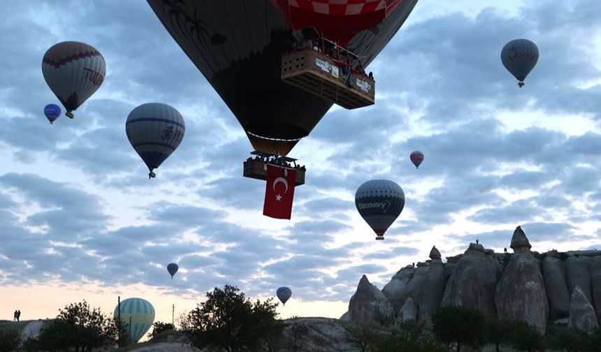 Nevşehir'in Göreme beldesindeki kalkış alanında ekiplerce uçuş için hazırlanan sıcak hava balonlarının sepetlerine Türk bayrakları ve Atatürk posterleri asıldı.