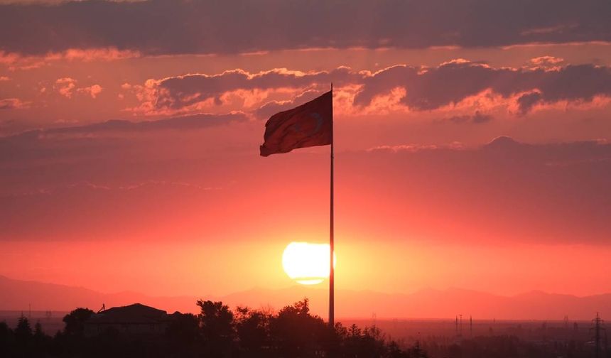 Özellikle bir noktada Türk bayrağı ile kızıl bulutların aynı karede yer alması, görenlerin ilgisini çekti. 