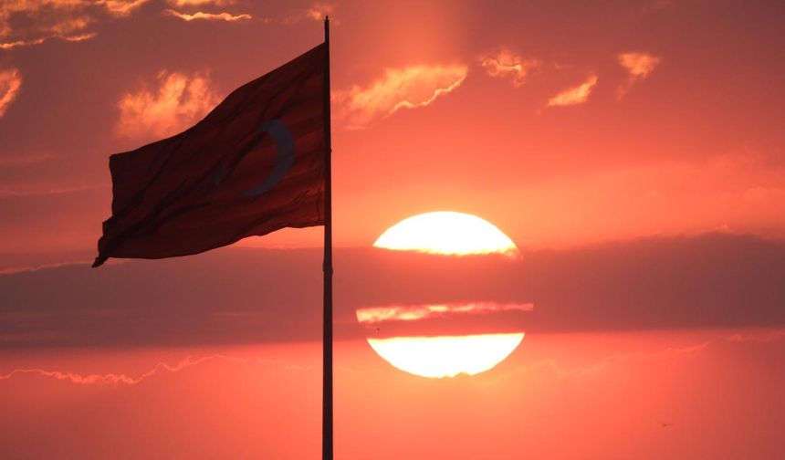 Gün batımıyla birlikte bulutlar kırmızı ve turuncu tonlarına bürünürken, bu etkileyici manzara Türk bayrağı ile bir araya gelince ortaya kartpostallık görüntüler çıktı.