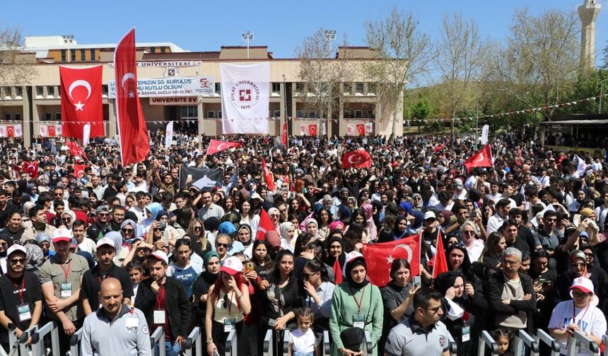 Üniversiteevi önünde toplanan öğrenciler, SOLOTÜRK'ün F-16 uçağıyla yaptığı gösteriyi ilgiyle izledi.