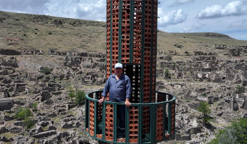 Oğuzların Yıva boyu tarafından 1200 yılında yapılan ve zaman içerisinde birçok kez tadilattan geçen caminin 1970'li yıllarda inşa edilen minaresi ise mahallede ayakta kalan tek yapı olarak dikkati çekiyor.