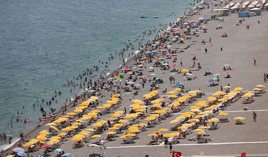 Antalya'da sahillerde bayram yoğunluğu yaşanıyor
