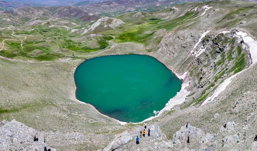 Van'a 80 kilometre uzaklıkta bulunan Van-Şırnak sınırındaki buzul gölü, erimeyen kar ve buz kütleleri ve canlanan doğasıyla ziyaretçilerine seyrine doyum olmayan manzara sunuyor.
