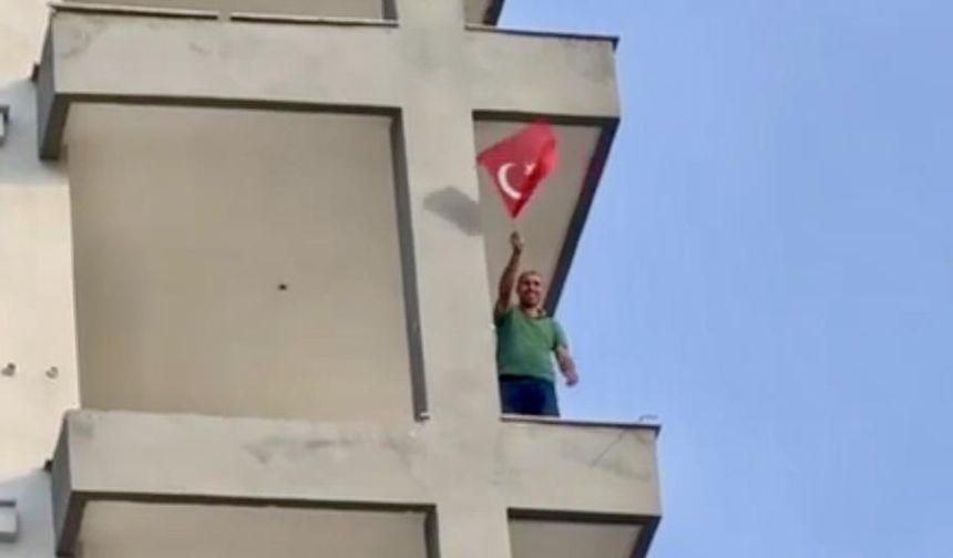 Canını hiçe saydı: Türk bayrağı için ağır hasarlı binaya girdi