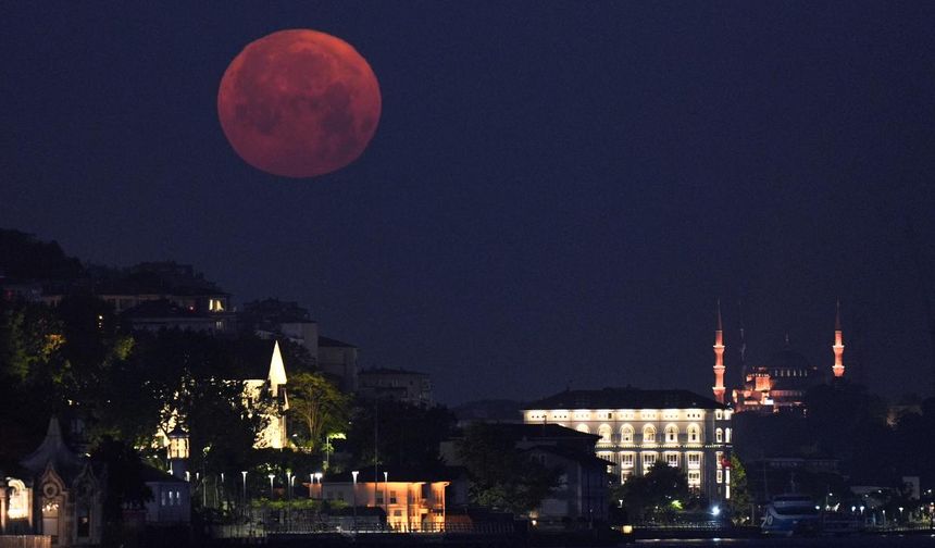 İstanbul’da dolunay boğaz hattında görüntülendi.