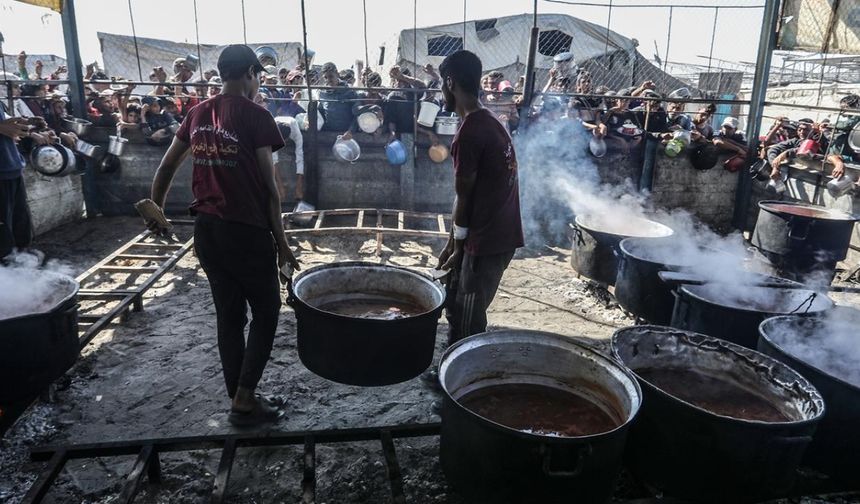 Gazze’nin Han Yunus kentine bağlı Mevasi bölgesindeki Filistinlilere hayır kurumları tarafından yemek dağıtımı yapıldı.