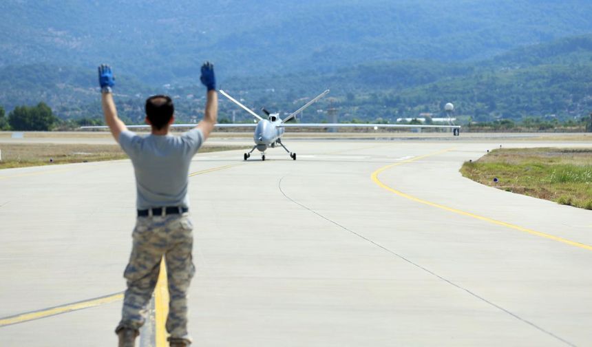 Komutanlık bünyesinde bulunan 361'inci İHA Filo Komutanlığında görev yapan ekip, İHA'nın son kontrollerinin ardından uçuş yaptı. İHA'lar, Yer Kontrol İstasyonu'nda görevli uçuş ekibi tarafından takip edildi.