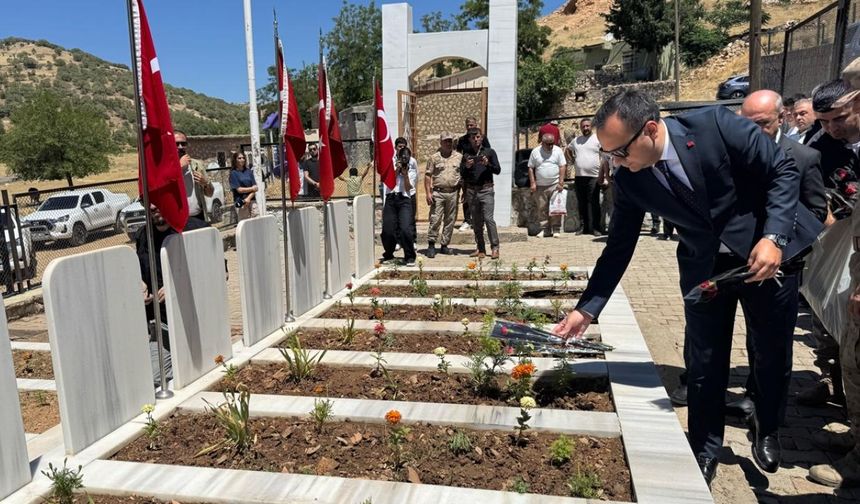 Katılımcılar, daha sonra hayatını kaybedenlerin mezarına çiçek bıraktı.
Belediye Başkanı Altındağ, basın mensuplarına, Pınarcık'ta 1987 yılında gerçekleştirilen saldırıda hayatını kaybedenlerin üzüntüsünün hala hissedildiğini belirtti.
