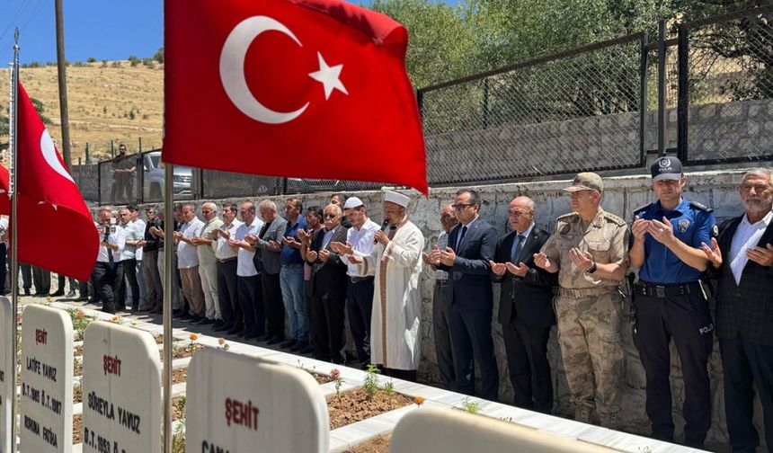 Törende Kur'an-ı Kerim okundu, İlçe Müftüsü Harmankaya tarafından dua edildi.
Saldırıda yakınlarını kaybeden ailelerle görüşen Kaymakam Çakır ve Belediye Başkanı Altındağ, tüm şehitlere Allah'tan rahmet diledi.