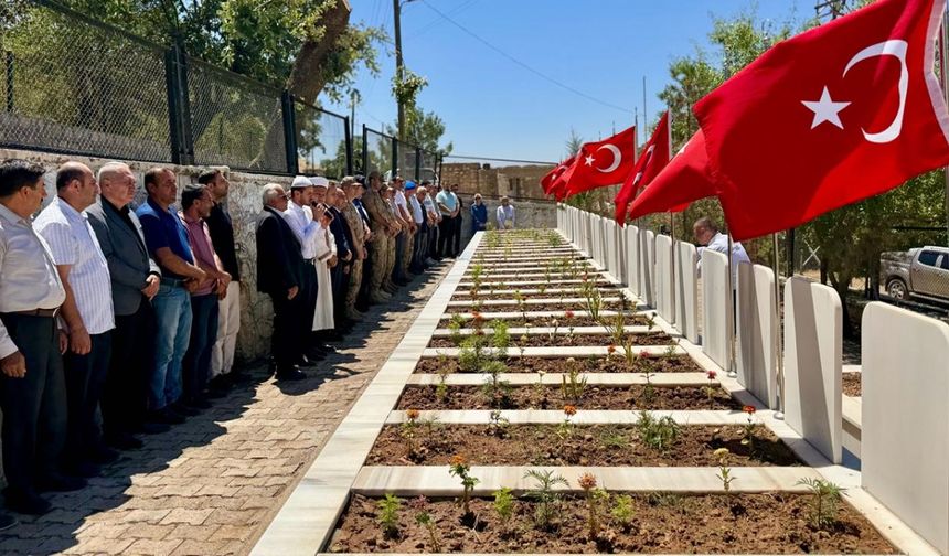 Katliamda hayatını kaybedenler anısına Pınarcık Mahallesi'ndeki şehitlikte düzenlenen törene Ömerli Kaymakamı Furkan Çakır, Belediye Başkanı Hüsamettin Altındağ, İl Jandarma Komutan Yardımcısı Kıdemli Albay Şefik Kolat, İlçe Jandarma Komutanı Üsteğmen Hasan İper, İlçe Emniyet Amiri Seyfettin Güveli, İlçe Müftüsü Abdurrahman Harmankaya, şehit yakınları, güvenlik korucuları ve vatandaşlar katıldı.