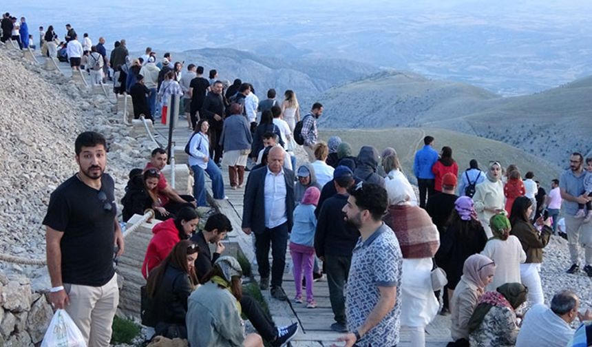 Nemrut Dağı binlerce turisti ağırladı