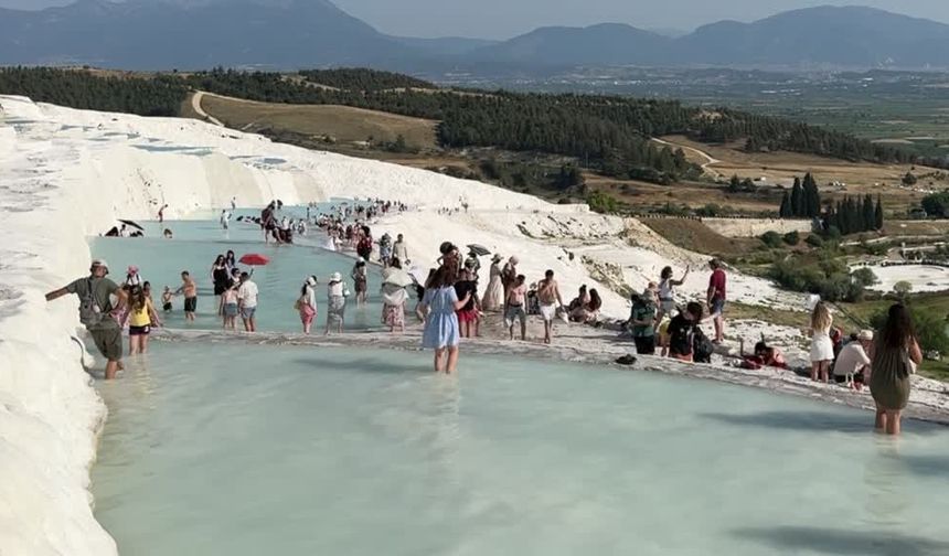 Pamukkale'yi bayram tatilinde 53 binden fazla turist ziyaret etti