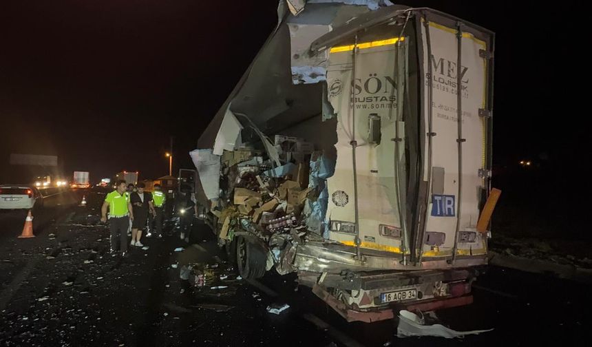 Sakarya'da yolcu otobüsü tıra çarptı: 12 yaralı
