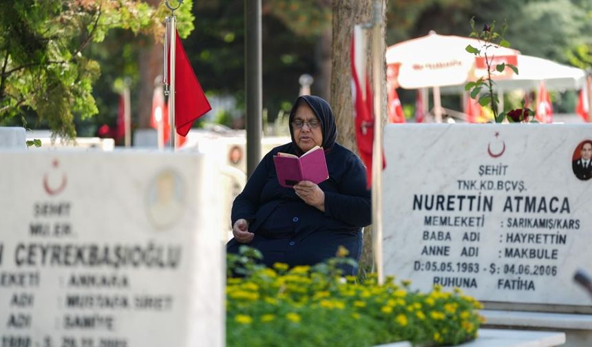 Şehit aileleri, Kurban Bayramı arifesinde şehitlikleri ziyaret ederek, Kur'an-ı Kerim okudu.