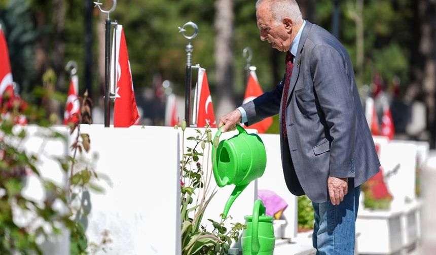 Şehit aileleri, kabirdeki otları temizleyip suyla yıkadı.