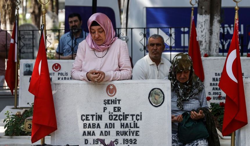 Aileler, sabah saatlerinden itibaren mezarlığa gelmeye başladı.