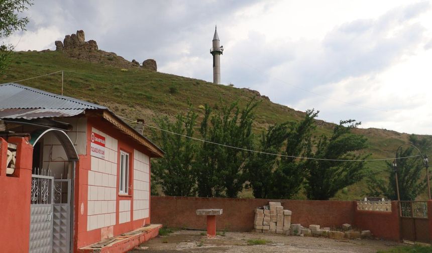 Sivas'ın Zara ilçesine yaklaşık 30 kilometre uzaklıktaki Tuzlagözü köyü, 1 asırlık ilginç mimariye sahip camisiyle dikkatleri üzerine çekiyor.