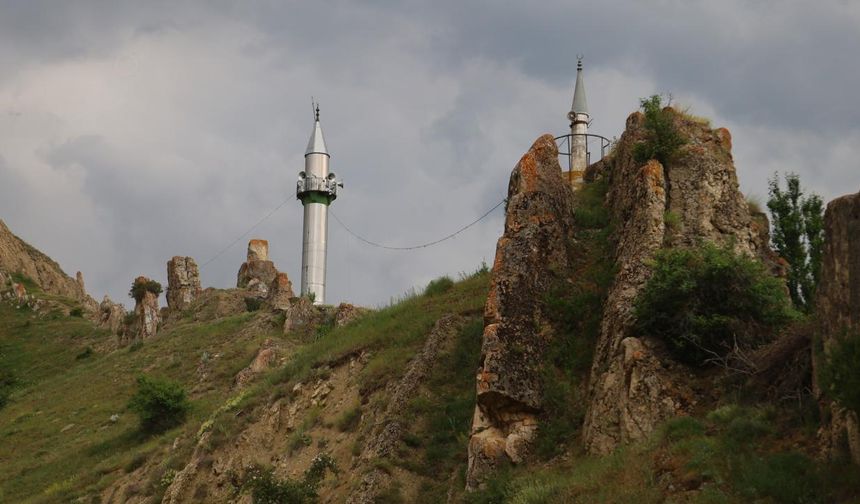 Köy meydanında bulunan cami ve camiden yaklaşık 150 metre uzaklıktaki bir tepede bulunan minaresi ile görenleri hayrete düşürüyor.