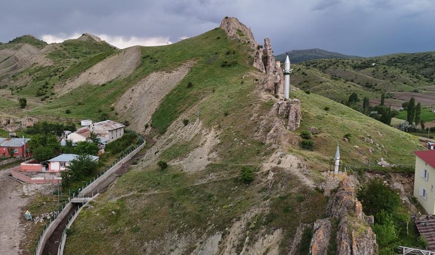 Caminin ile köy arasında bulunan tepe nedeniyle okunan ezanın duyulmadığı için tepeye inşa edilen minare, köye ilk defa gidenleri şaşırtıyor.