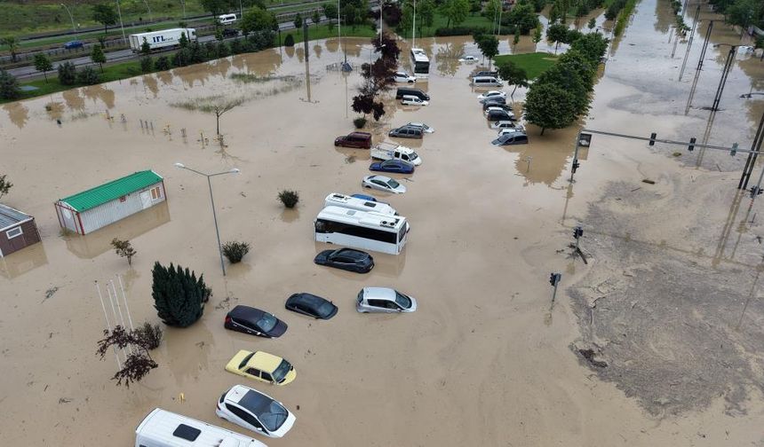 Trabzon'da cadde ve sokaklar göle döndü, iş yerlerini su bastı