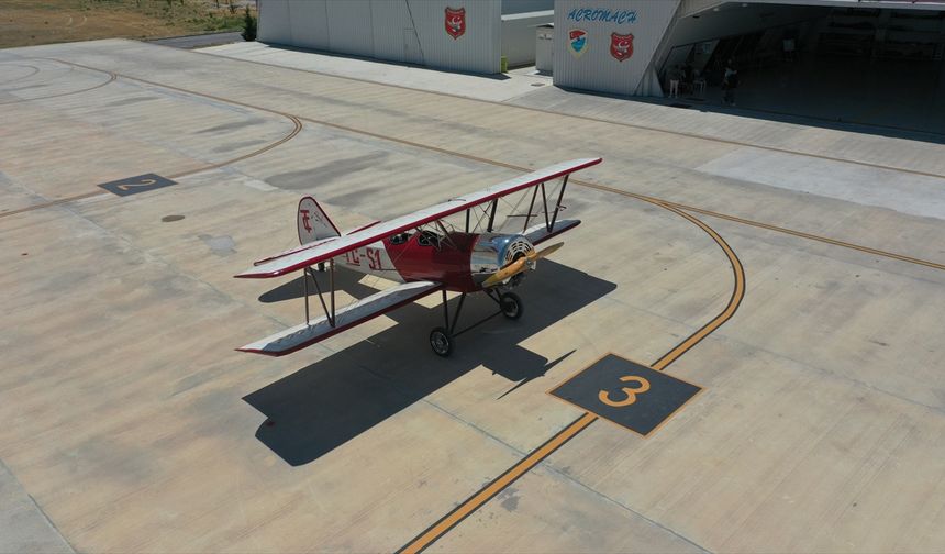 Yaklaşık 5 yıl önce ilk adımı atılan ve çeşitli nedenlerle bir süre ertelenen proje, akrobasi pilotu Ali İsmet Öztürk öncülüğündeki ekibin özverili çalışmasıyla tamamlandı.
Son 6 aylık süreçte yürütülen hummalı çalışmalar sonucunda Hürkuş'un ürettiği uçakla yüzde 75 benzerlik taşıyan replika ortaya çıkarıldı.