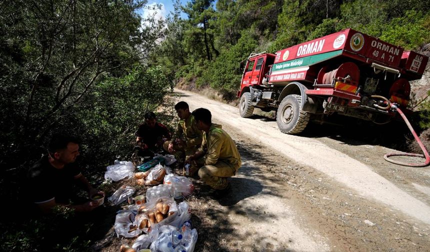 Olumsuz hava koşulları ve 120 kilometreye kadar çıkan rüzgar hızı nedeniyle zaman zaman helikopterlerin tedbiren devre dışı bırakıldığı yangında kara ekipleri önemli rol oynuyor.