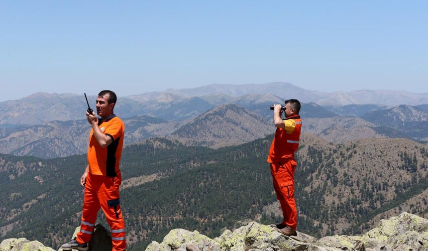 Ramazan Bacaksız 14, Mustafa Harun ise 10 yıldır Kayseri Orman Bölge Müdürlüğü sınırlarında bulunan Kapuzbaşı, Balcıçakırı, Çubukharmanı ve Burhaniye ormanlarını 1856 rakımdaki Balçicek Yangın Gözetleme Kulesi'nden gece gündüz gözetliyor.