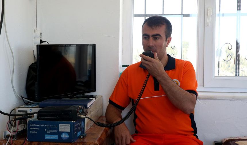 Nöbet arkadaşları, göknar, meşe, sedir, ardıç, kızılçam, titrek kavak ve karaçam ağaçlarını barındıran ormanları korumak için ailelerinden uzakta 7 gün 24 saat görev yapıyor.