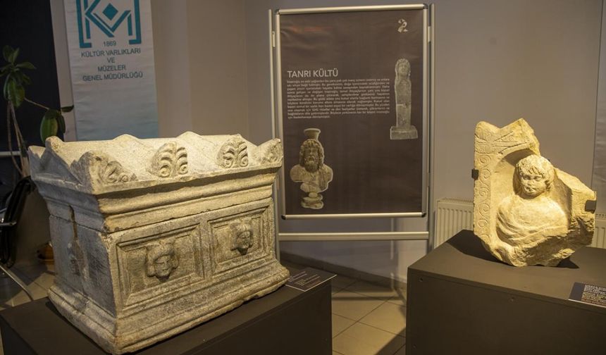 Bolu Kültür ve Turizm Müdürü Emre Gürsoy, Bolu Müze Müdürü Atılgan Kaya, müze görevlileri ve vatandaşların katılımıyla açılan sergide, arkeolog Ümit Karataş eserler hakkında bilgi verdi.