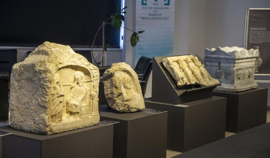 Kültür ve Turizm Bakanlığı Kültür Varlıkları ve Müzeler Genel Müdürlüğü tarafından, "Cumhuriyetimizin 102. Yılında 102 Süreli Sergi Projesi" kapsamında 47 tarihi eserin yer aldığı sergi düzenlenen törenle açıldı.