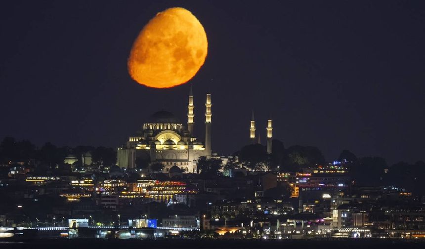 Ay’ın Süleymaniye Camii kubbeleriyle aynı kadrajda yer aldığı anlar, İstanbul’un tarihi dokusunu ve doğal güzelliklerini bir araya getirdi. 