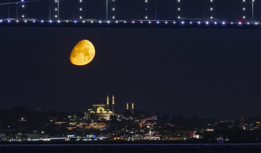 İstanbul'da Ay, Süleymaniye Camisi ile birlikte görüntülendi.