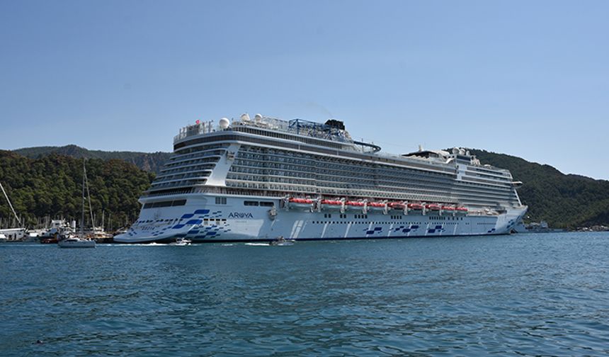 "Aroya" kruvaziyeri 2 bin 684 yolcusuyla Marmaris'e geldi