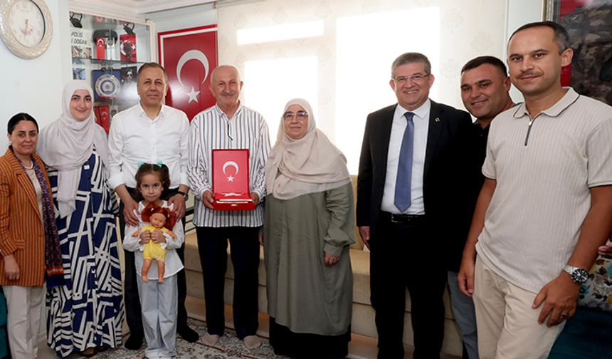 Bakan Yerlikaya, Denizli'de şehit polis Doğan'ın ailesini ziyaret etti