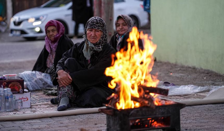 Balıkesir Sındırgı’da depremzedeler geceyi sokakta geçirdi