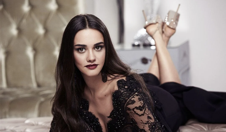 Hande Soral efsanelerle aynı sahnede ödül aldı