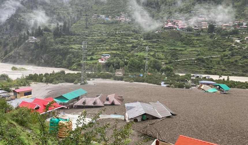 Hindistan'da korkutan tablo: 4 kişinin öldüğü heyelanda yaklaşık 100 kişi kayboldu