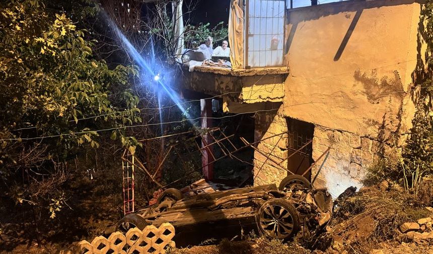 Kayseri'de otomobil müstakil evin bahçesine düştü