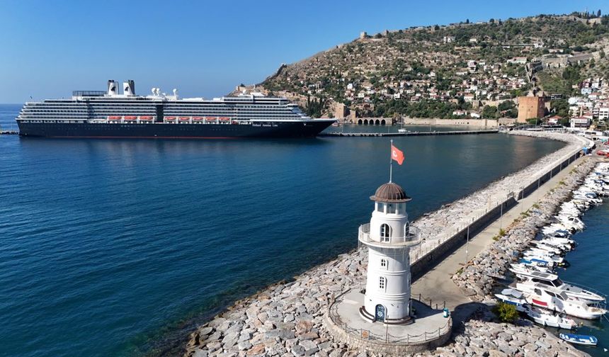 Oosterdam kruvaziyeri Alanya Limanı'na demirledi