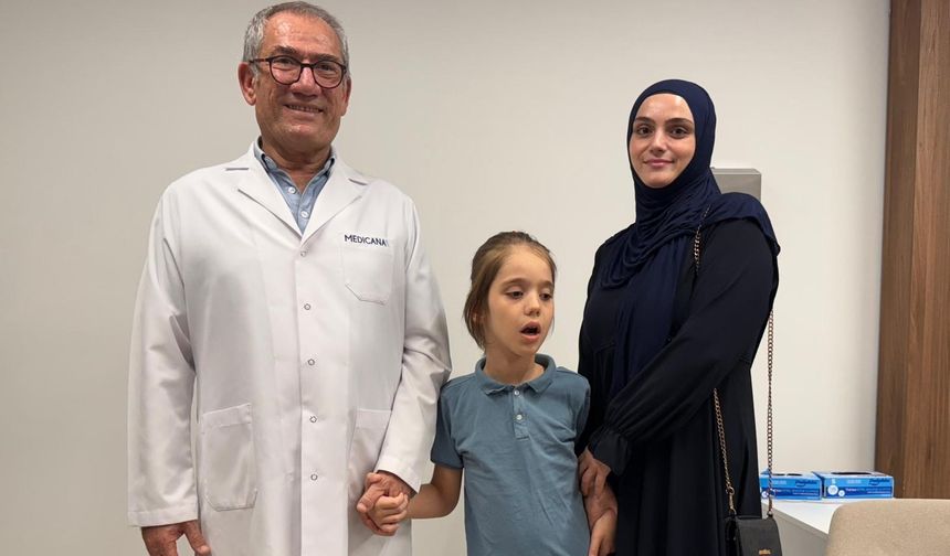 Tekerlekli sandalyeyle geldi annesinin yardımıyla ayağa kalktı