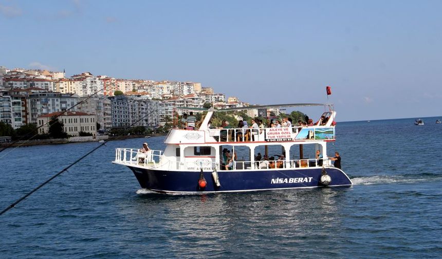Sinop'ta turistler gezi tekneleri ile kenti denizden görme fırsatı buluyor