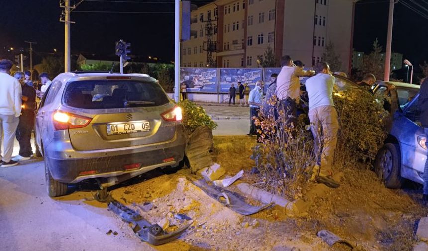 Sivas'ta iki otomobil çarpıştı: 8 kişi yaralandı