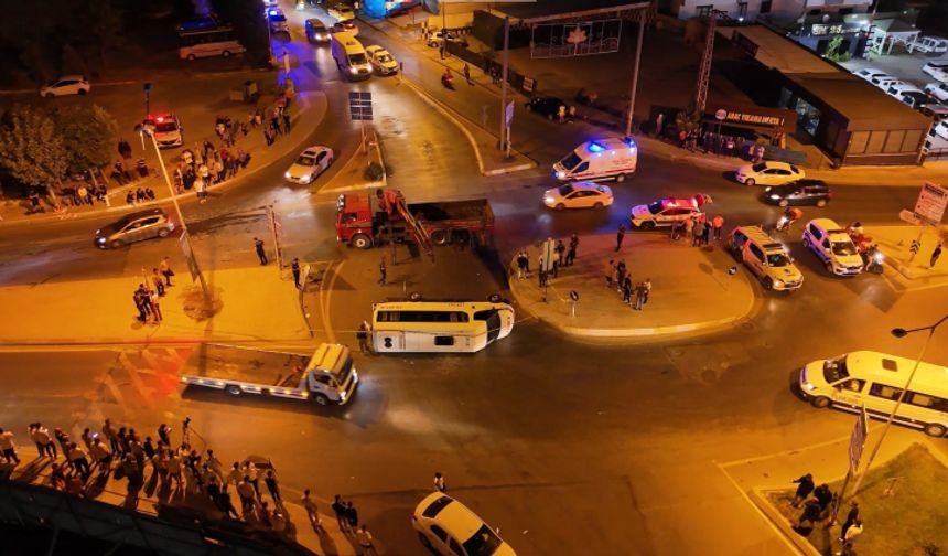 Sultanbeyli'de servis minibüsü ile otomobil çarpıştı: 10 yaralı